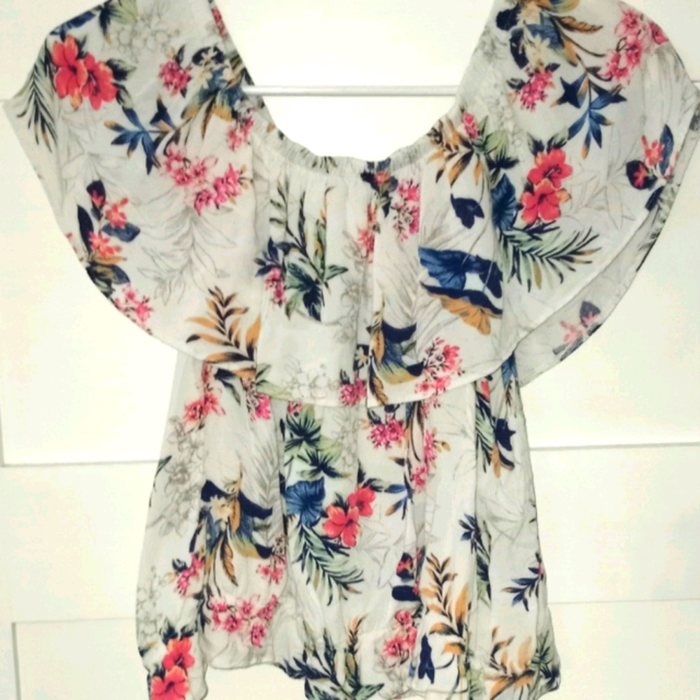 🦋 American Eagle, off shoulder top.